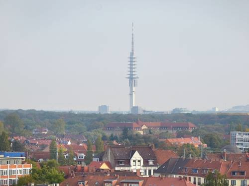 Blick  vom Turm der Gartenkirche in der Marienstraße, im Hintergrund Fernmeldeturm Telemax im Roderbruch.